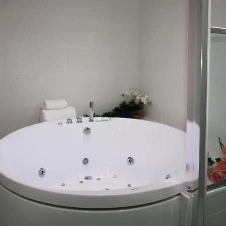 Luxurius For 4 People With Jacuzzi Barcelona