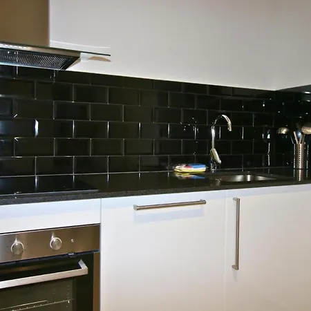Stylish & New Poblenou With Jacuzzi, Sleeps 4, 2 דירה ברצלונה