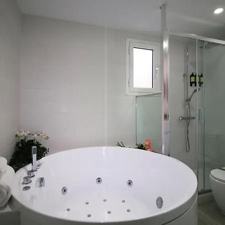Stylish & New Poblenou With Jacuzzi, Sleeps 4, 2 דירה