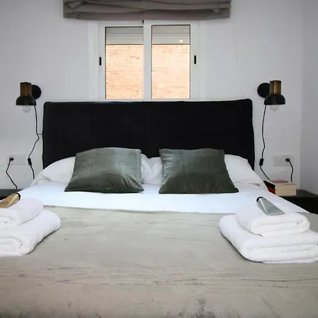 Stylish & New Poblenou With Jacuzzi, Sleeps 4, 2 *