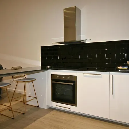 Stylish & New Poblenou With Jacuzzi, Sleeps 4, 2 *