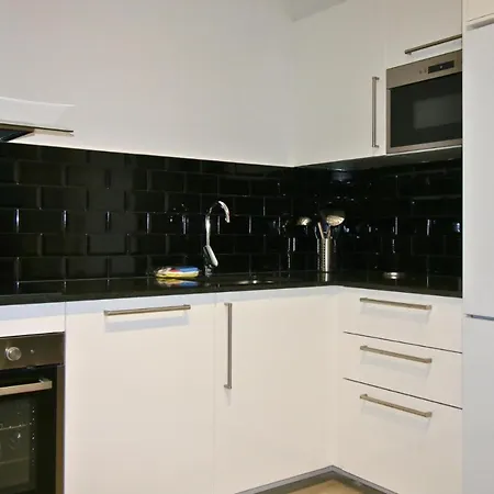 Stylish & New Poblenou With Jacuzzi, Sleeps 4, 2